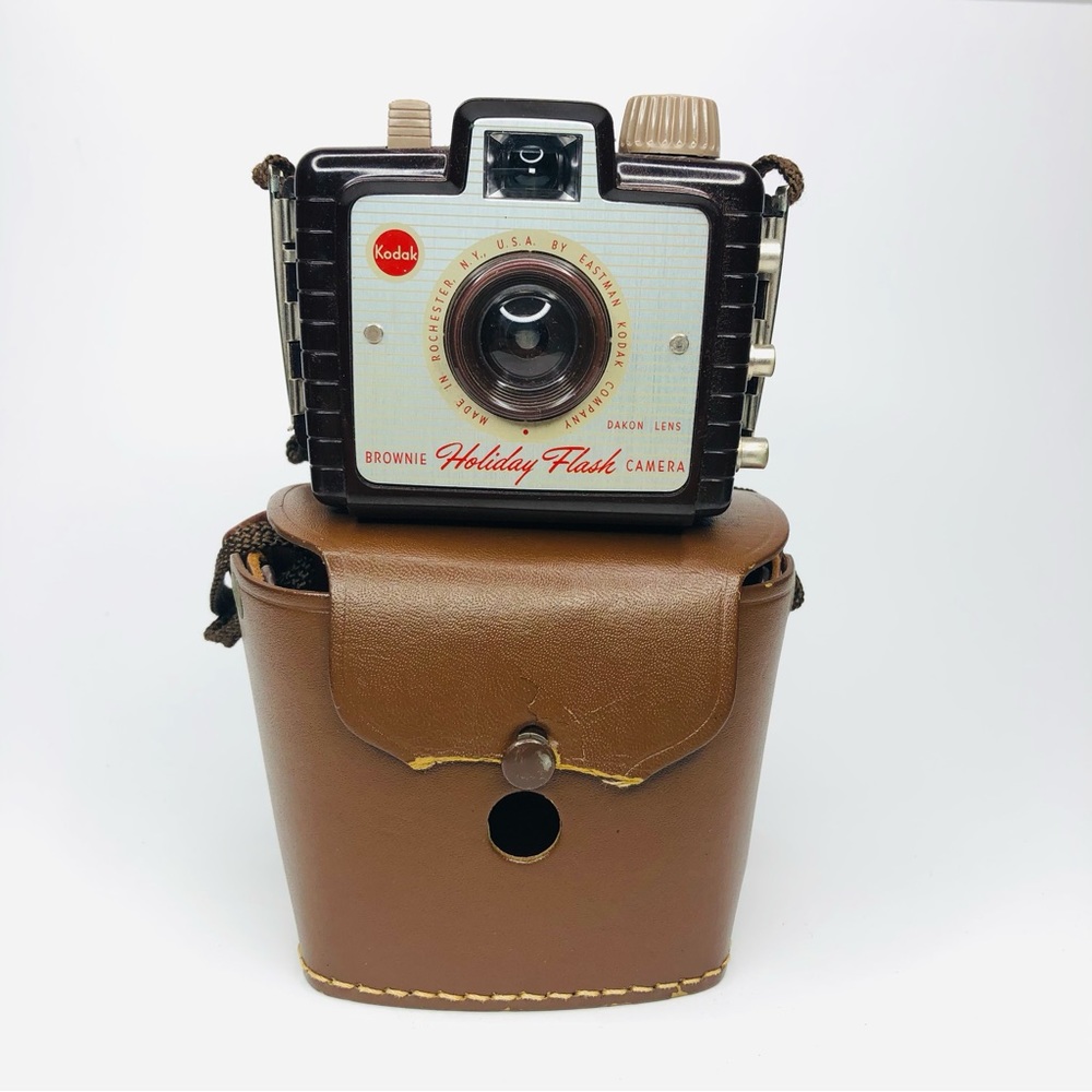 VINTAGE 1950s KODAK BROWNIE HOLIDAY FLASH CAMERA Original Strap DAKON LENS USA